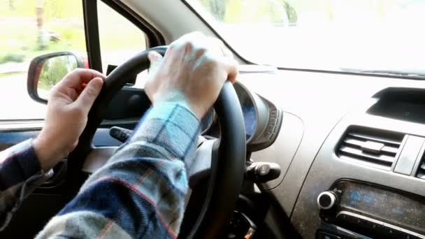 Homem Conduz Carro Vira Volante Vista Banco Passageiro Close — Vídeo de Stock