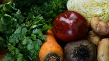Sebze çorbası, borscht, ya da vejetaryen sağlıklı yemek yapmak için çeşitli çiğ sebze. Yanı sıra dereotu, maydanoz ve diğer mutfak otlar. Sağlıklı beslenme kavramı.