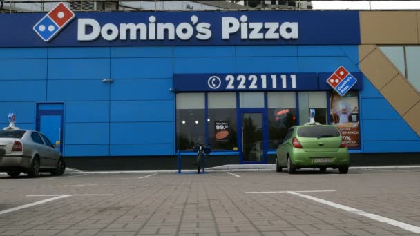 Κίεβο Ουκρανία 2019 Μαΐου Είσοδος Στο Αμερικάνικο Εστιατόριο Ντόμινο Πίτσα — Αρχείο Βίντεο