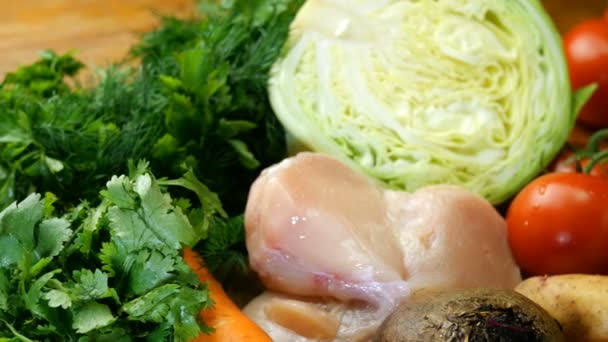 Różne Surowe Warzywa Surowe Mięso Kurczaka Produkcji Zupy Borscht Lub — Wideo stockowe