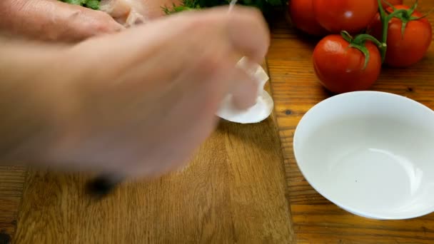 Mänskliga Händer Skära Champignon Svamp Bitar Ett Trä Kök Ombord — Stockvideo