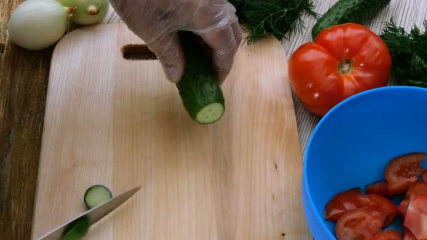 Σπιτικά Χορτοφαγικά Υγιεινά Φαγητά Ανθρώπινα Χέρια Κομμένα Ζουμερό Αγγούρι Για — Αρχείο Βίντεο