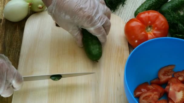 Domowe Wegetariańskie Zdrowe Jedzenie Ludzkie Ręce Wyciąć Soczysty Ogórek Gotowania — Wideo stockowe