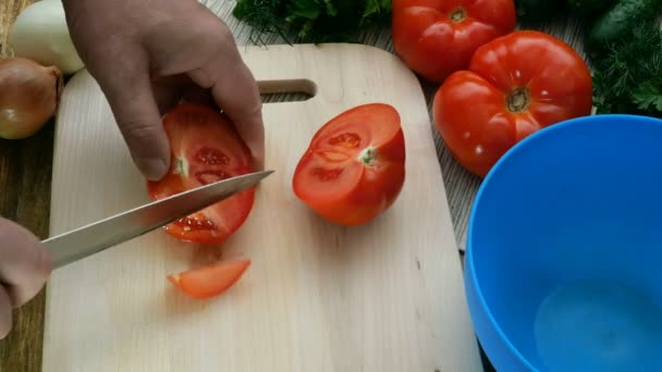 Comida Vegetariana Caseira Saudável Mãos Humanas Cortam Tomates Suculentos Vermelhos — Vídeo de Stock