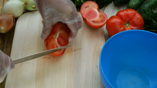 Comida Vegetariana Caseira Saudável Mãos Humanas Cortam Tomates Suculentos Vermelhos — Vídeo de Stock