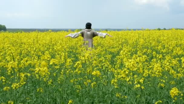 Frau Auf Dem Feld Attraktive Schöne Ältere Frau Bäuerin Rustikalem — Stockvideo