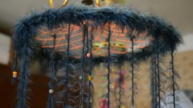 Etnik dekorasyon, boncuk ve tüy ile boho şık dreamcatcher tavana yakın döner. Dreamcatcher, Amerikan yerlisinin etnik tılsım'ı. Seçici odaklama.