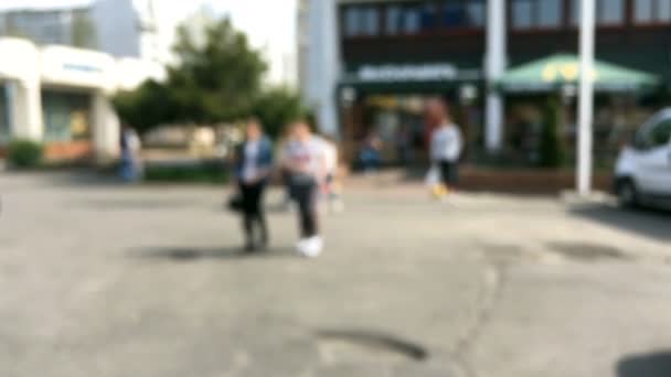 ぼやけた動き 市内の住宅の中で 街の繁華街の通りを歩いている正体不明の人々 デフォーカス — ストック動画