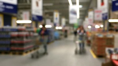 Bulanık Hareket. Alışveriş merkezinde bakkalda yürüyen kimliği belirsiz kişi veya müşterinin özeti.