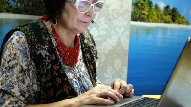 Elegant Senior Woman Caucazian Ethnicity Eyeglasses Sitting Something Typing Her — Videoclip de stoc