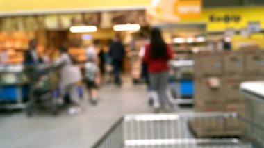 Bulanık Hareket. Alışveriş merkezinde bakkalda yürüyen kimliği belirsiz kişi veya müşterinin özeti.