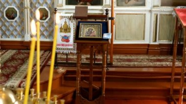 Kiev, Ukrayna, Mayıs 2019: - Küçük bir Ukrayna Ortodoks kilisesinin iç. Mumlar, simgeler ve diğer dini semboller.