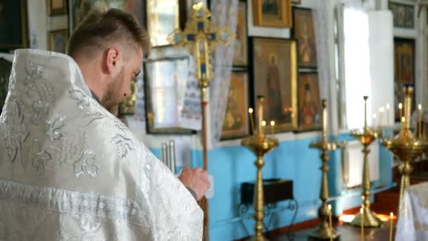 Kiev Ucraina Maggio 2019 Giovane Sacerdote Legge Una Preghiera Dalla — Video Stock