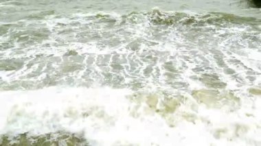Karadeniz'de sörf yapın. Odessa yakınlarındaki Karadeniz'de coas küçük dalgalar. Kıyı şeridi, sıçrama, çökme, deniz köpüğü.
