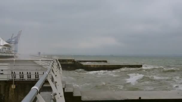 黒海でサーフィン オデッサ近くの黒海では 小さな波が壊水で分かれています 海岸線 水しぶき クラッシュ — ストック動画