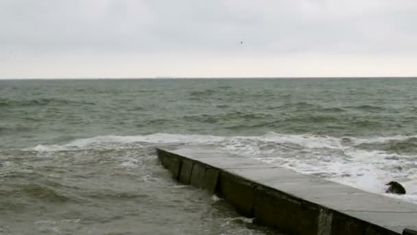 Surfe Mar Negro Pequenas Ondas Dividem Com Quebra Mar Mar — Vídeo de Stock