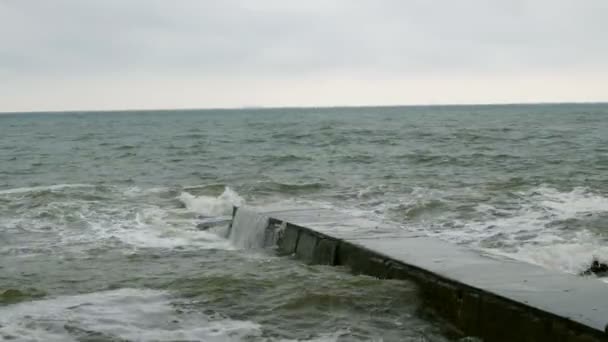 黒海でサーフィン オデッサ近くの黒海では 小さな波が壊水で分かれています 海岸線 水しぶき クラッシュ — ストック動画