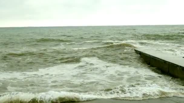 Серфинг Черном Море Небольшие Волны Расщепляются Волнами Черного Моря Одессой — стоковое видео
