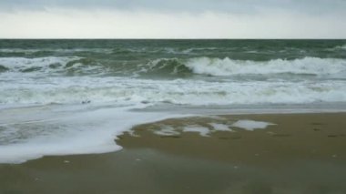 Karadeniz'de sörf yapın. Odessa yakınlarındaki Karadeniz'de coas küçük dalgalar. Kıyı şeridi, sıçrama, çökme, deniz köpüğü.