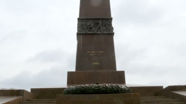 战争纪念碑在奥德萨市伟大的卫国战争中牺牲的一位不知名的水手纪念碑上永恒的火焰 兰格龙位于 — 图库视频影像