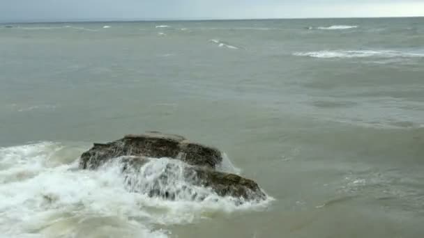 黒海でサーフィン オデッサ近くの黒海の沿岸石に壊れた小さな波 海岸線 水しぶき クラッシュ — ストック動画