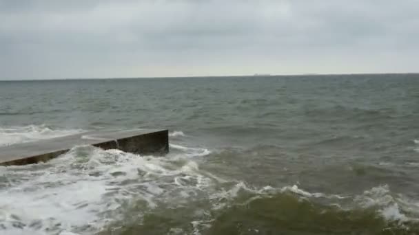 黒海でサーフィン オデッサ近くの黒海では 小さな波が壊水で分かれています 海岸線 水しぶき クラッシュ — ストック動画