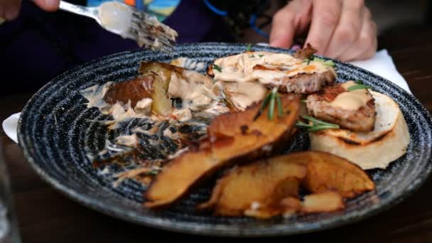 炒土豆与酱和肉是用叉子在陶器上以质朴的风格吃 — 图库视频影像