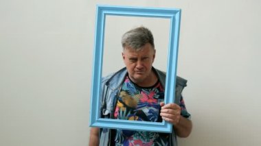 Komik üst düzey adam-freak portre çerçevesinden görünüyor ve dil ve orta parmak gösterir. Kameraya bakmak ve müstehcen jestler yapar.