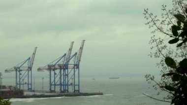 Ukrayna'da Odessa deniz ticaret limanının kargo önünde Deniz liman vinçler, konteyner terminali ve sanayi bölgesi. Lojistik yük merkezi. 