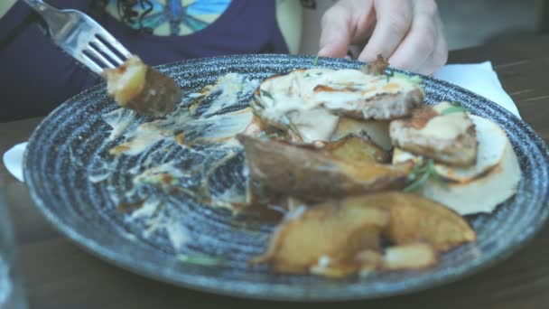 Смажена Картопля Соусом Ясом Їдять Виделкою Посуді Сільському Стилі Тонований — стокове відео