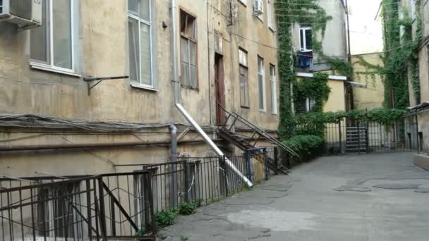 Mysig Smal Innergård Bland Gamla Husen Staden Odessa Ukraina — Stockvideo