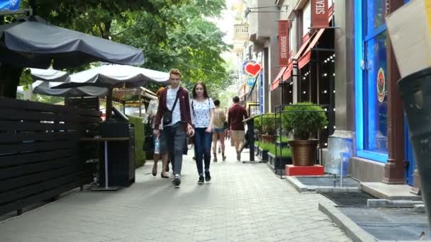 オデッサ ウクライナ 2019年5月 人々はオデッサの街の中心にあるデリバソフスカヤ通りのカフェやレストランで歩いてリラックス — ストック動画