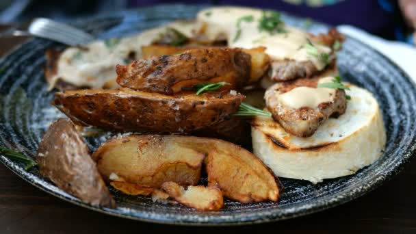 Bratkartoffeln Mit Sauce Und Fleisch Gießen Sie Die Sauce Auf — Stockvideo