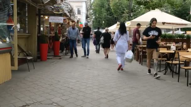 Odessa Ucrania Mayo 2019 Gente Camina Relaja Cafés Restaurantes Calle — Vídeos de Stock