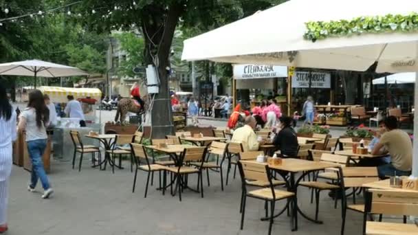 Odessa Ucrânia Maio 2019 Pessoas Caminham Relaxam Cafés Restaurantes Rua — Vídeo de Stock