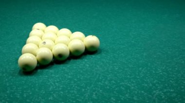 Top bilardo masada üçgen piramit bilardo topları kırmak ve Rus bilardo oyunu başlamak için alıyorum. Seçici odaklama.