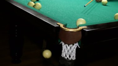 Bilardo oyunu. Bilardo topları bilardo masasında işaret ile hareket. Bilardo üzerinde beceriksiz oyuncu oyunu. Rus bilardoları. Yanlışlıklar, hatalar. Seçici odaklama.