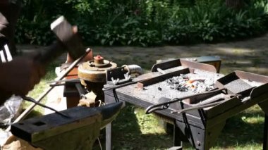 Demirci mobil mini forge açık havada metal ürünlerin imalatı yapan.