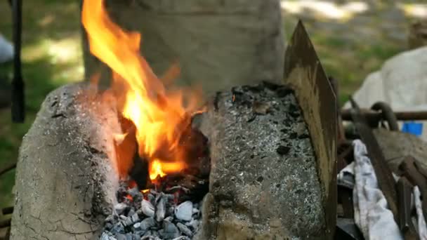 Kowal Jest Zaangażowany Produkcję Wyrobów Metalowych Mobilnej Mini Forge Zewnątrz — Wideo stockowe