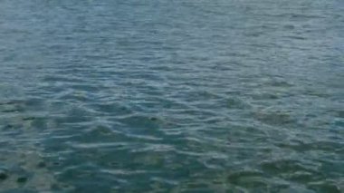 Karadeniz'de dalgalı dalgalar ile sakin deniz dalgası. Güneş yansıması. Doğal deniz geçmişi. Close.