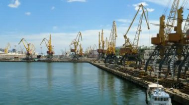 Ukrayna'da Odessa deniz ticaret limanının kargo önünde Deniz liman vinçler ve sanayi bölgesi. Lojistik yük merkezi.