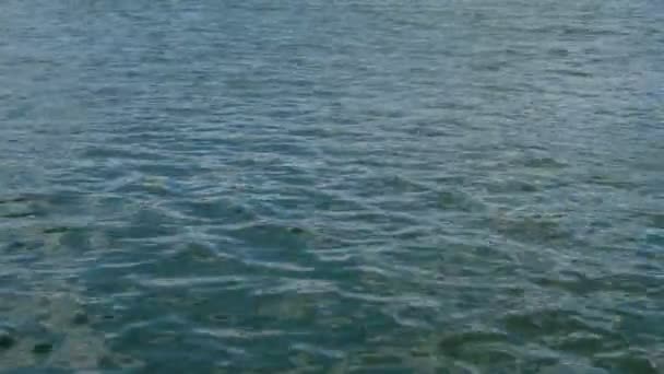 vague de mer calme avec des ondulations en cours d'exécution dans la mer Noire. Réflexion solaire. Fond marin naturel. Gros plan .