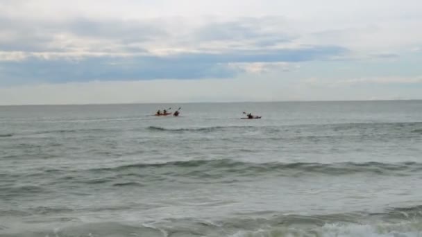 Quelques Canots Avec Des Personnes Intérieur Nagent Près Littoral Dans — Video