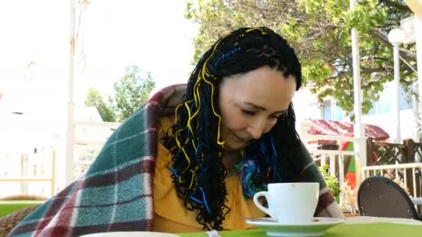 Donna Anziana Coperta Plaid Siede Caffè All Aperto Estivo Una — Video Stock