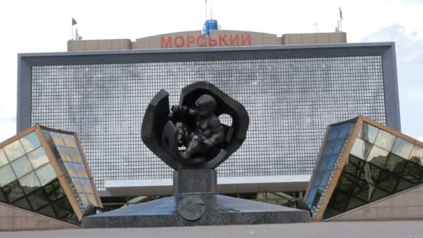 オデッサウクライナ 2019年6月 アーティストエルンスト ネイズヴェストニーによる記念碑や彫像 ゴールデンチャイルド オデッサの海の駅にインストールされています これは子供が出現する木です クローズ アップ — ストック動画