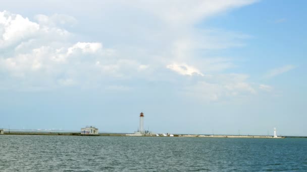海に位置する単独灯台 オデッサ湾の背景に 黒海のオデッサ港の隣 ヴォロンツォフ灯台青空 ミニマリズムの風景 選択的ソフトフォーカス — ストック動画