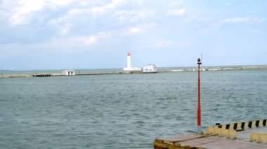 Karadeniz'de Odessa limanının yanında, Odessa Körfezi'nde arka planda, denizde bulunan yalnız deniz feneri. Vorontsov deniz feneri. Mavi gökyüzü. Seçici yumuşak odaklama. 