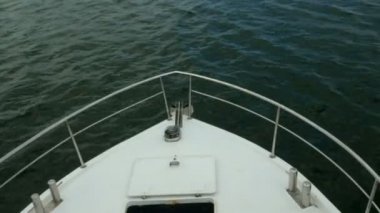 Karadeniz'in dalgalarını kesen beyaz deniz gemisi veya yatının burnu. Üst te. Dalgalanan deniz, gemi trafiği, yolcu gemisi, deniz yolculuğu, yatçılık için kullanılabilir.