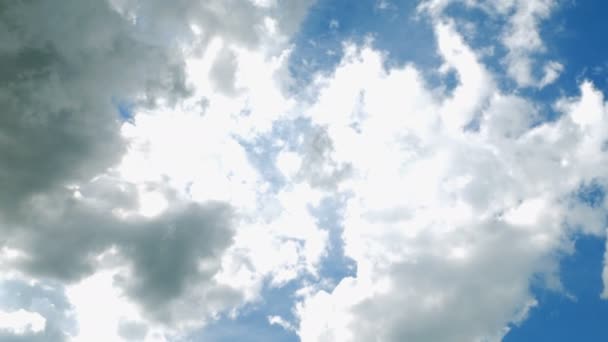 Grote Witte Dramatische Pluizige Wolken Blauwe Hemel Zonnig Licht Abstract — Stockvideo