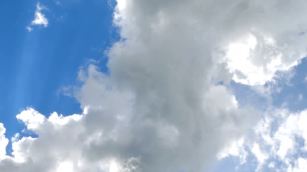 Grote Witte Dramatische Pluizige Wolken Blauwe Hemel Zonnig Licht Abstract — Stockvideo